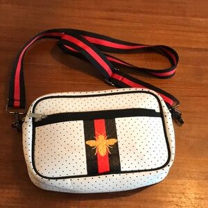 PARKER & HYDE NEOPRENE CROSSBODY BAG BEE